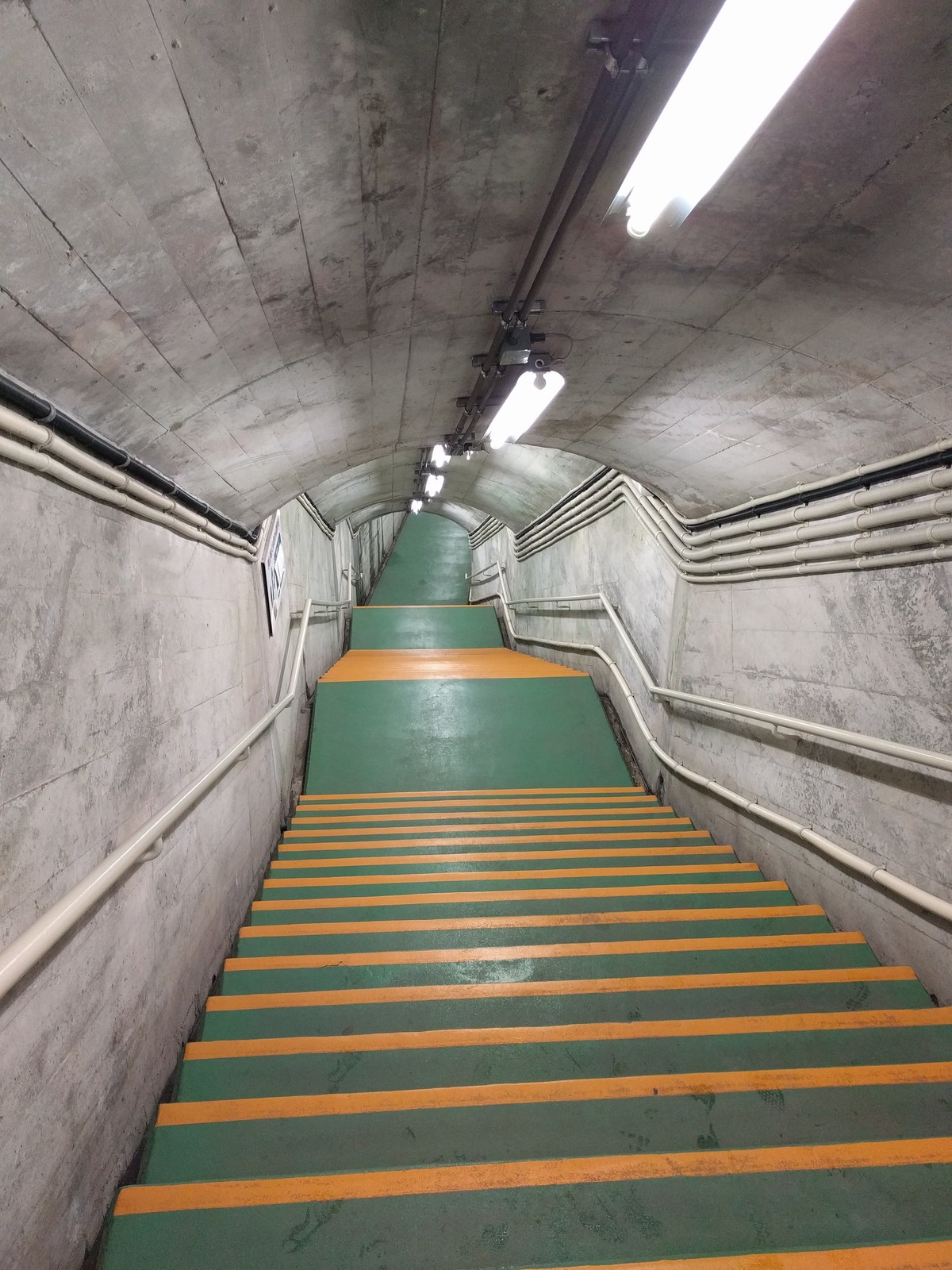 駅まで続く階段 駅まで続く階段